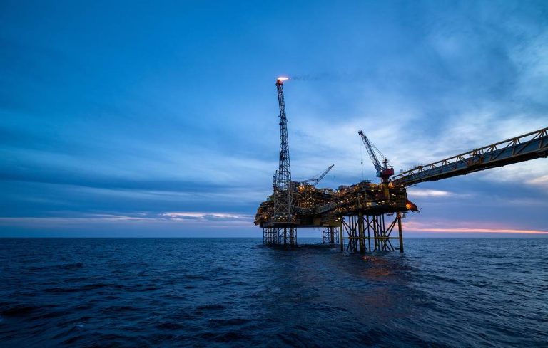 Dầu thô Brent chạm mốc 75 USD/thùng lần đầu tiên sau 2 năm (22/6/2021)